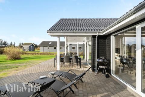 Njut av en grillkväll på terrassen i lyxstuga nr 553 i Nordjylland