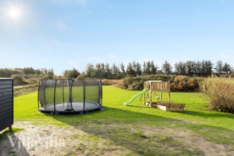 Till den trevliga sommarstugan nr 553 i Nordjylland erbjuds en mängd utomhusaktiviteter, t.ex. lektorn och gungor