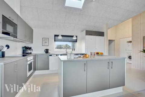 Köket i lyxstuga nr 553 är utrustat så att ni kan laga mat till 16 personer.