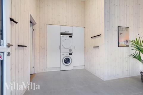 Den rymliga entrén i lyxstuga nr 553 i Nordjylland