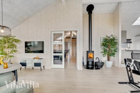 Det stora ljusa vardagsrummet i lyxstuga nr 553 för 16.