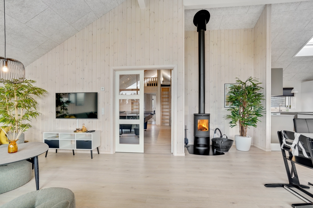 Det stora ljusa vardagsrummet i lyxstuga nr 553 för 16.
