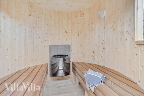 Njut av bastuvärmen i lyxstuga nr 553 för 16 personer