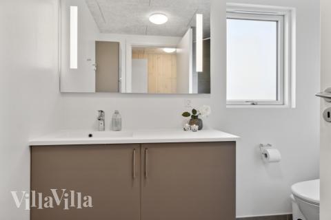 Ett duschrum finns i lyxstuga nr 577 för 18 personer.