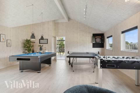 Förutom de många timmar som du kan tillbringa i stugans poolavdelning erbjuder lyxstuga 577 även biljard, bordtennis och dart