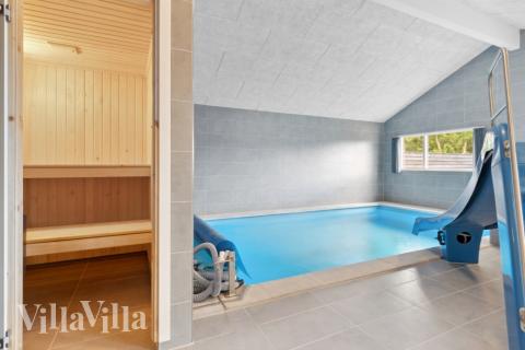 Den härliga poolen i lyxstuga nr 577 för 18 personer