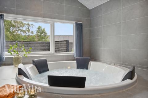 Njut av spabadets värme i lyxstuga nr 577 i Nordjylland