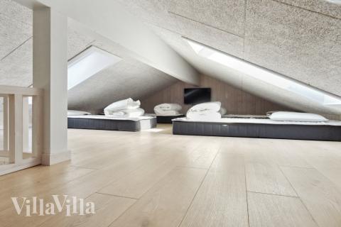 Några av de 18 sovplatserna finns på loftet i lyxstuga nr 577