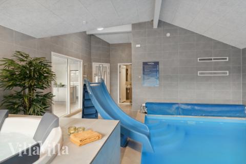 Sommarstuga 577 är inredd med en smakfull poolavdelning som har vattenrutschbana, ett stort inbyggt spapad och bastu