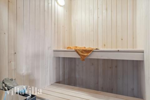 Njut av bastuvärmen i lyxstuga nr 577 för 18 personer