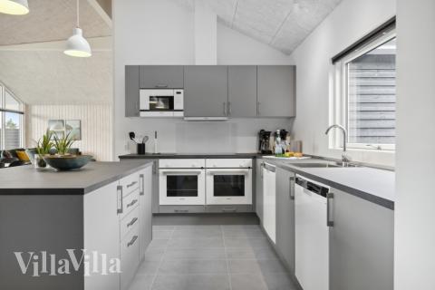 Köket i lyxstuga nr 577 är utrustat så att ni kan laga mat till 18 personer.