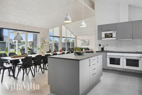 Välinrett kök i lyxstuga nr 577 i Nordjylland.