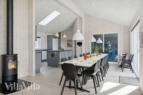 Det stora ljusa vardagsrummet i lyxstuga nr 577 för 18.