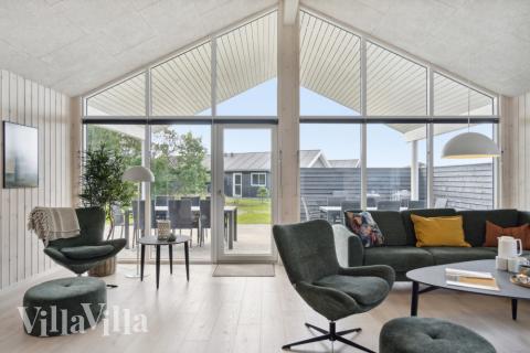 Soffhörnan i lyxstuga 577 i Nordjylland.