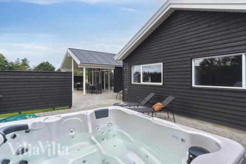 Lyxstuga nr 577 erbjuder bland annat ett härligt spabad