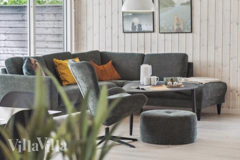 I soffhörnan i lyxstuga 577 i Nordjylland kan ni spela brädspel eller titta på film tillsammans.