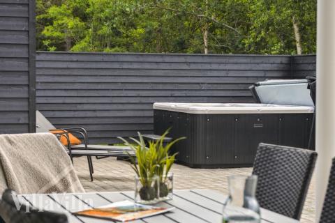 Njut av bubbelpoolen i lyxstuga nr 577 i Nordjylland.