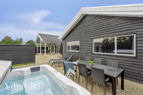 Det finns bubbelpool och 7 sovrum i lyxstuga nr 577.