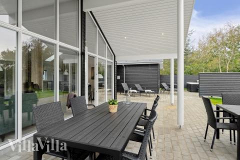 Njut av en grillkväll på terrassen i lyxstuga nr 577 i Nordjylland
