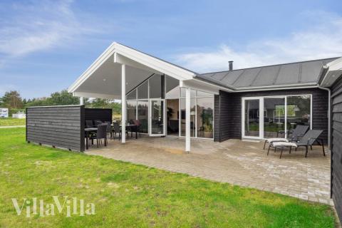 Lyxstuga nr 577 har en härlig terrass med sköna trädgårdsmöbler för 18 personer.