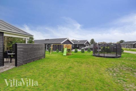 Till den trevliga sommarstugan nr 577 i Nordjylland erbjuds en mängd utomhusaktiviteter, t.ex. lektorn och gungor