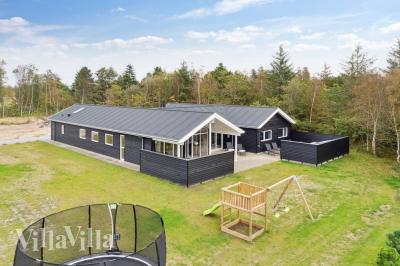 Den praktfulla poolstugan nr 577 med plats för 18 personer ligger i Nordjylland