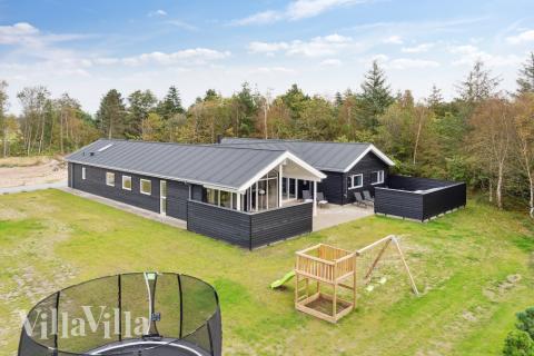 Den praktfulla poolstugan nr 577 med plats för 18 personer ligger i Nordjylland