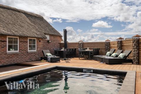 Till den trevliga sommarstugan nr 580 i Vestjylland erbjuds en mängd utomhusaktiviteter, t.ex. lektorn och gungor