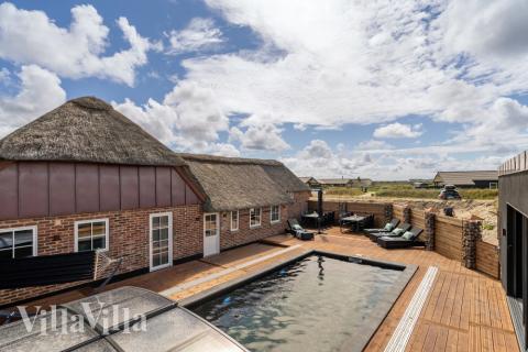 Lyxstuga nr 580 har en härlig terrass med sköna trädgårdsmöbler för 16 personer.