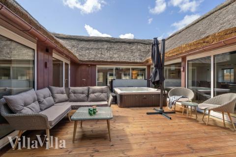 Njut av en grillkväll på terrassen i lyxstuga nr 580 i Vestjylland