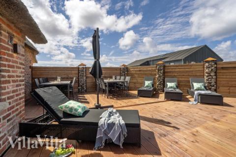 På terrassen i sommarhus nr 580 finns det plats för upp till 16 gäster.