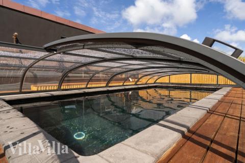 Sommarstuga 580 är inredd med en smakfull poolavdelning som har vattenrutschbana, ett stort inbyggt spapad och bastu