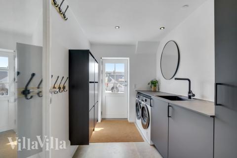 Den rymliga entrén i lyxstuga nr 580 i Vestjylland