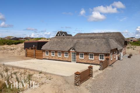 Den praktfulla poolstugan nr 580 med plats för 16 personer ligger i Vestjylland