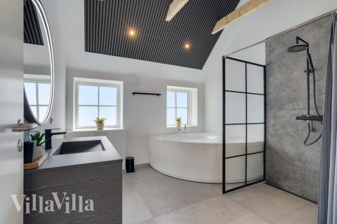 Ett duschrum finns i lyxstuga nr 580 för 16 personer.