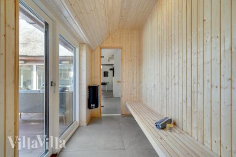 Lyxstuga nr 580 är bland annat utrustad med en härlig bastu.