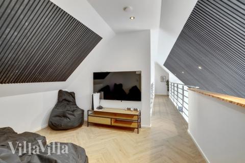 Vardagsrummet i lyxstuga nr. 580 har plats för 16 personer.