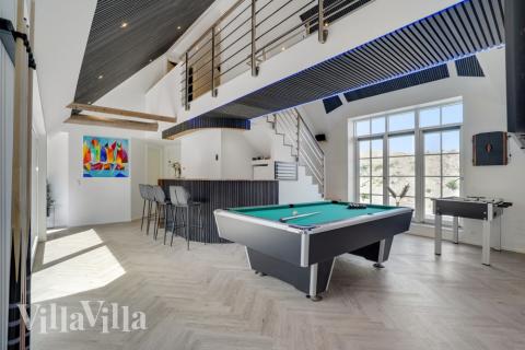 Lyxstuga 580 för 16 personer har ett stort aktivitetsrum med bl.a. biljard och dart