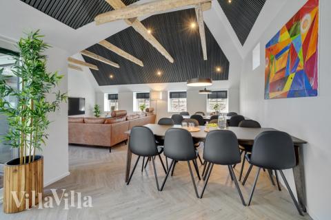 I soffhörnan i lyxstuga 580 i Vestjylland kan ni spela brädspel eller titta på film tillsammans.