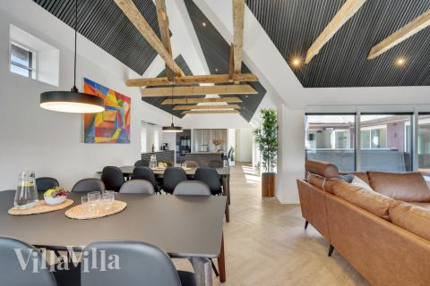 Det stora ljusa vardagsrummet i lyxstuga nr 580 för 16.