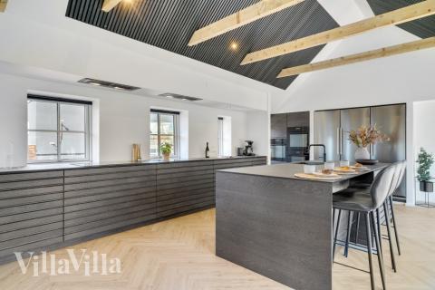 Köket i lyxstuga nr 580 är utrustat så att ni kan laga mat till 16 personer.