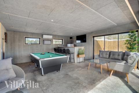 Förutom de många timmar som du kan tillbringa i stugans poolavdelning erbjuder lyxstuga 580 även biljard, bordtennis och dart