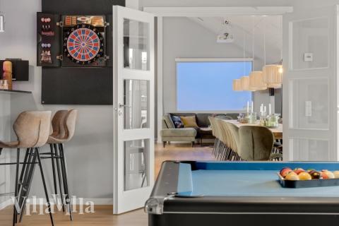 Förutom de många timmar som du kan tillbringa i stugans poolavdelning erbjuder lyxstuga 554 även biljard, bordtennis och dart