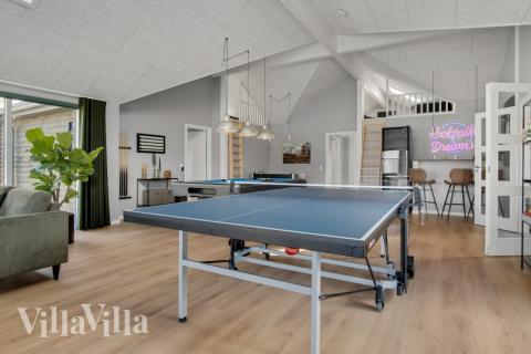 Aktivitetsrum i lyxstuga nr 554 med 10 sovrum och plats för 26 personer.