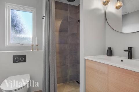 Ett duschrum finns i lyxstuga nr 554 för 26 personer.