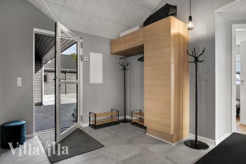 Den rymliga entrén i lyxstuga nr 554 i Vestjylland