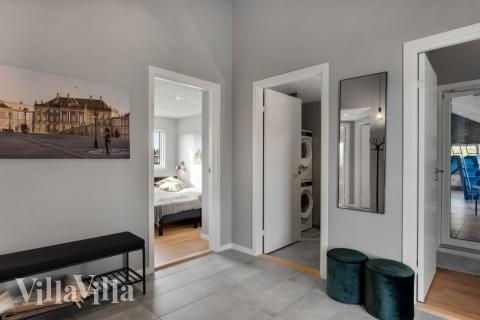 I entrén i lyxstuga 554 finns det gott om plats