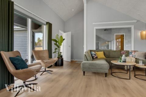 I soffhörnan i lyxstuga 554 i Vestjylland kan ni spela brädspel eller titta på film tillsammans.