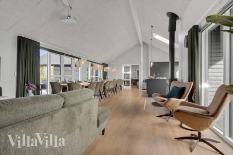 Det stora ljusa vardagsrummet i lyxstuga nr 554 för 26.