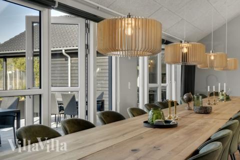 Vardagsrummet i lyxstuga nr. 554 har plats för 26 personer.